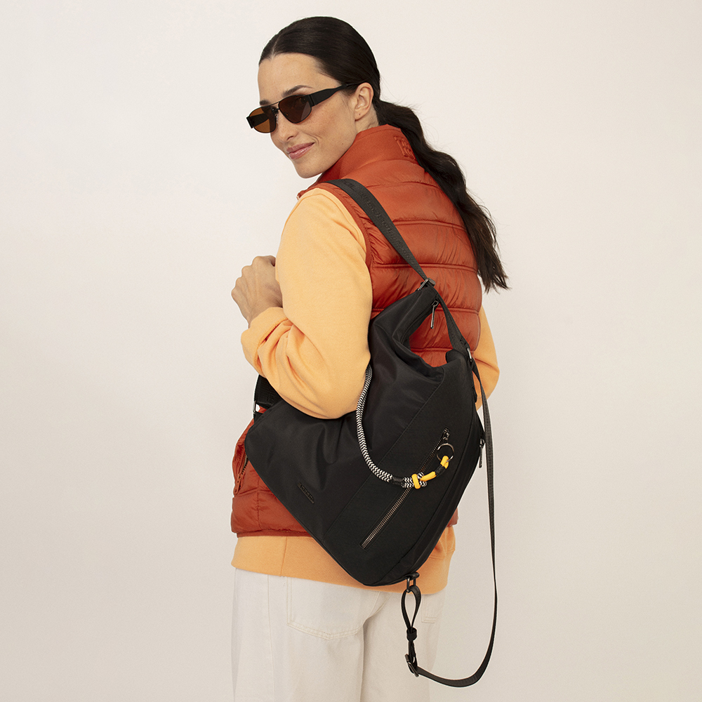 torba-na-rame-ranac-zenski-32x37x9-cm-aisha-crna