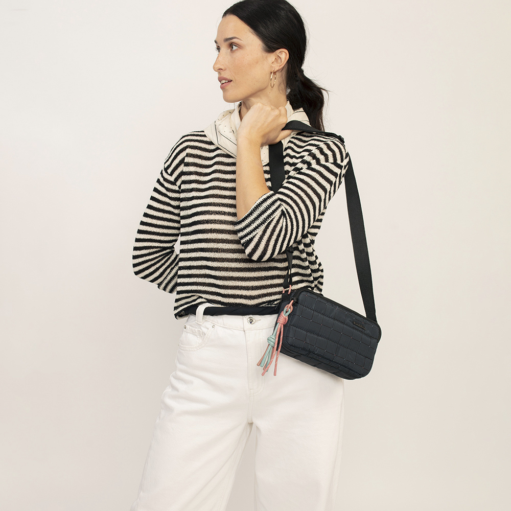 torba-na-rame-zenska-21x13x9-cm-hanae-crna