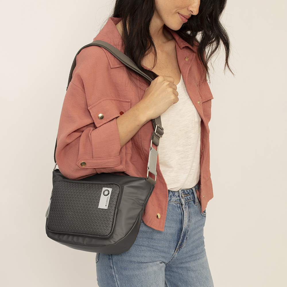 torba-na-rame-zenska-30x20x9-cm-judith-siva