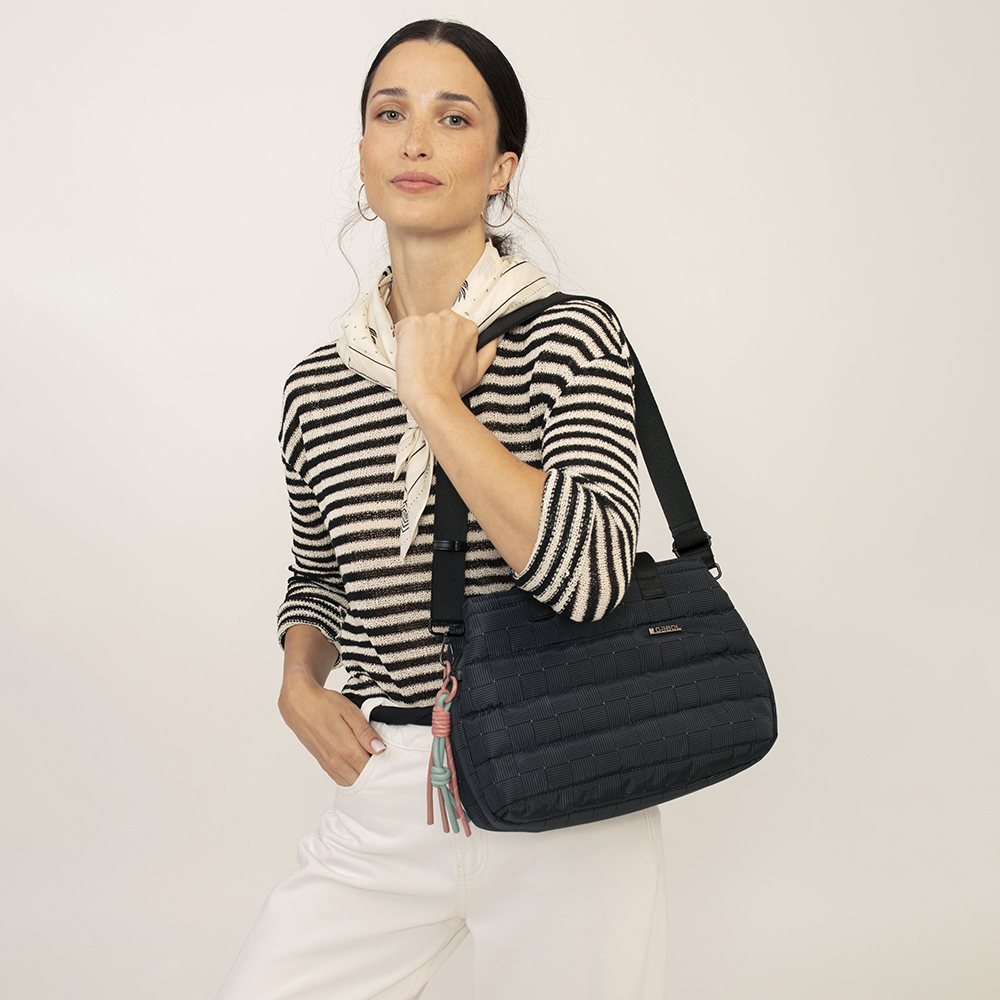 torba-na-rame-zenska-30x22x13-cm-hanae-crna