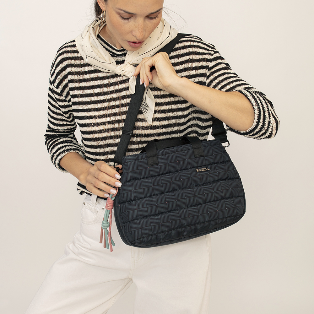torba-na-rame-zenska-30x22x13-cm-hanae-crna