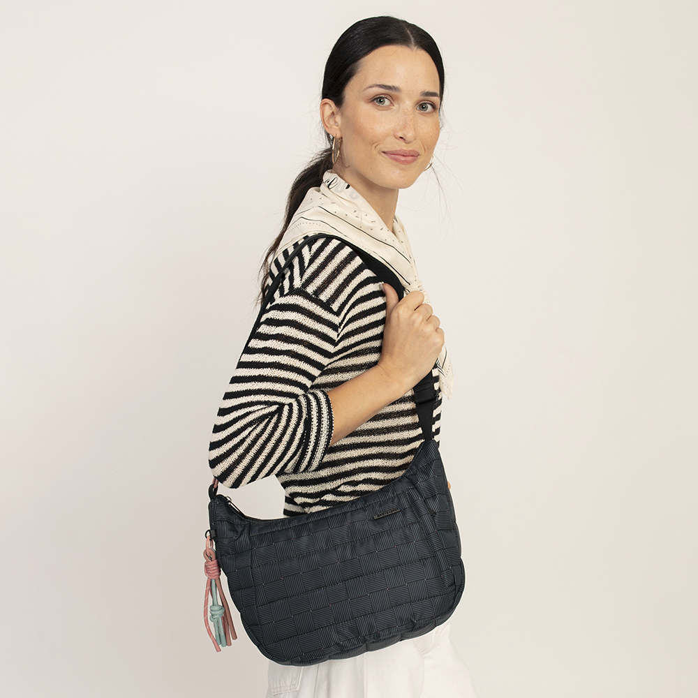 torba-na-rame-zenska-31x22x7-cm-hanae-crna