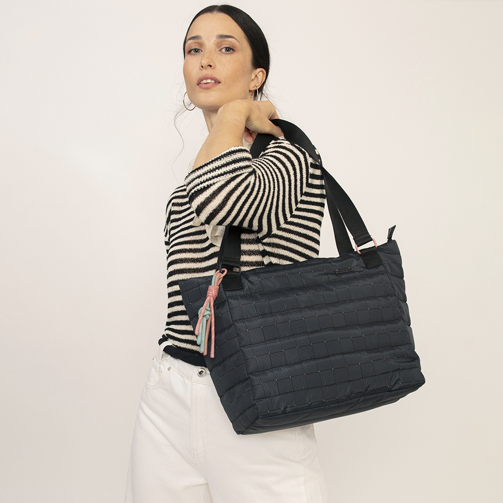 torba-na-rame-zenska-31x29x16-cm-hanae-crna