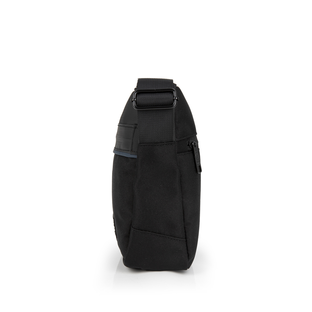 torbica-na-rame-muska-18x22x7-cm-darek-crna